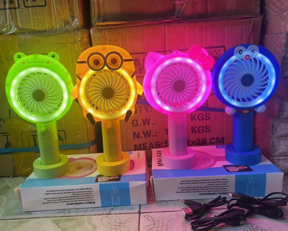 QUẠT TÍCH ĐIỆN CẦM TAY HOẠT HÌNH SIÊU CƯNG CÓ ĐÈN LED GIÓ CỰC MÁT CÓ ĐẾ ĐỂ BÀN KÈM DÂY SẠC USB TIỆN DỤNG
