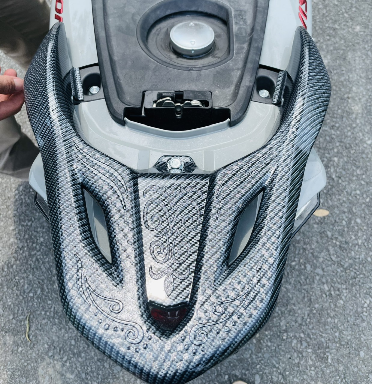 Ốp tay dắt vision cacbon và xi xe honda vision 2020 - 2023– để đồ, quay xe -chính hãng artistar