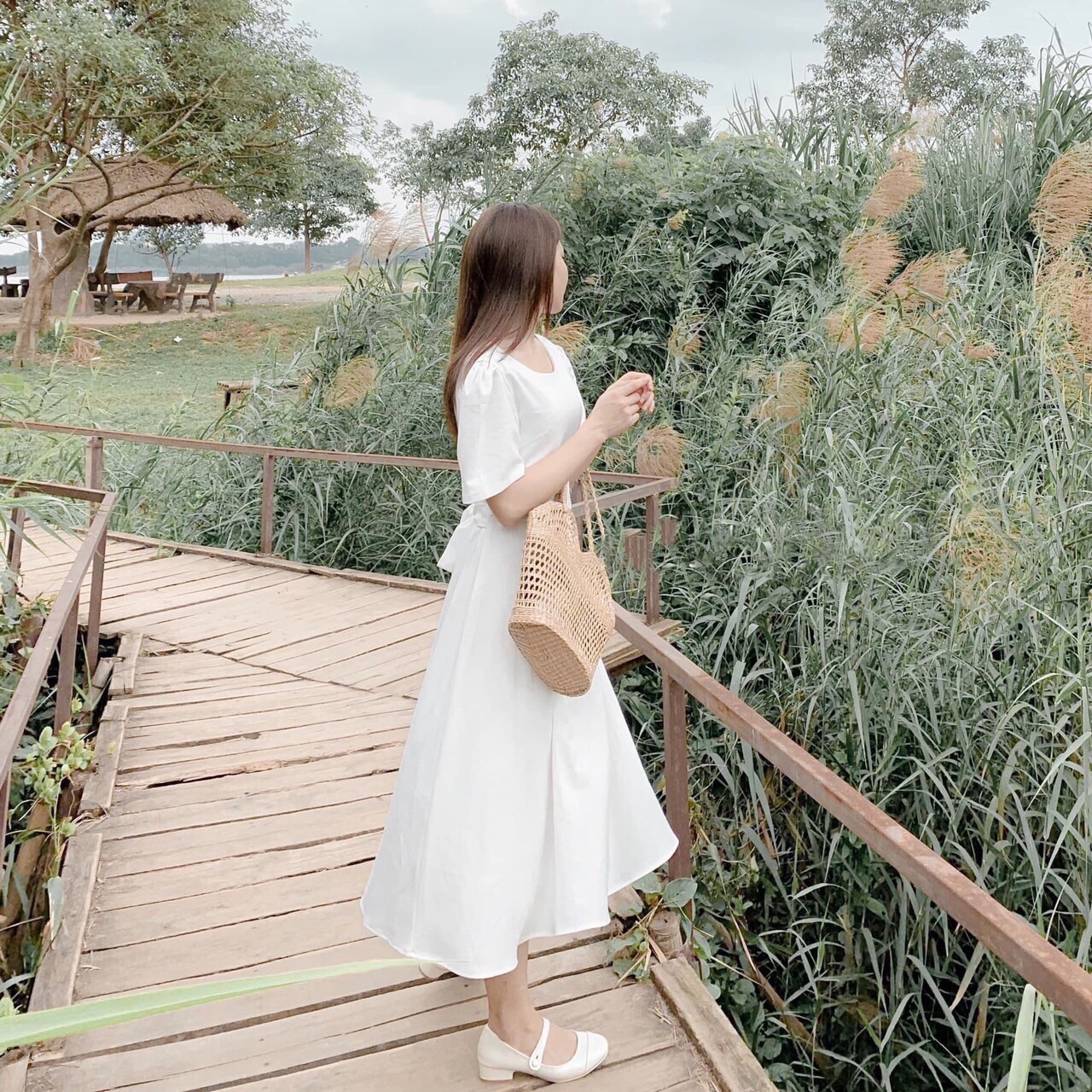 Đầm trắng cổ tròn thắt eo