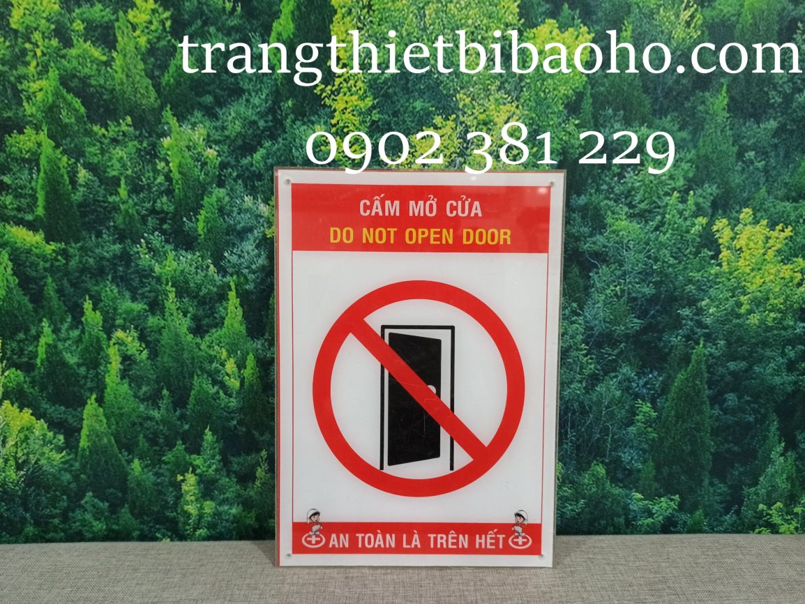 Biển báo mica Cấm mở cửa (Do not open the door) kích thước 20 x30cm