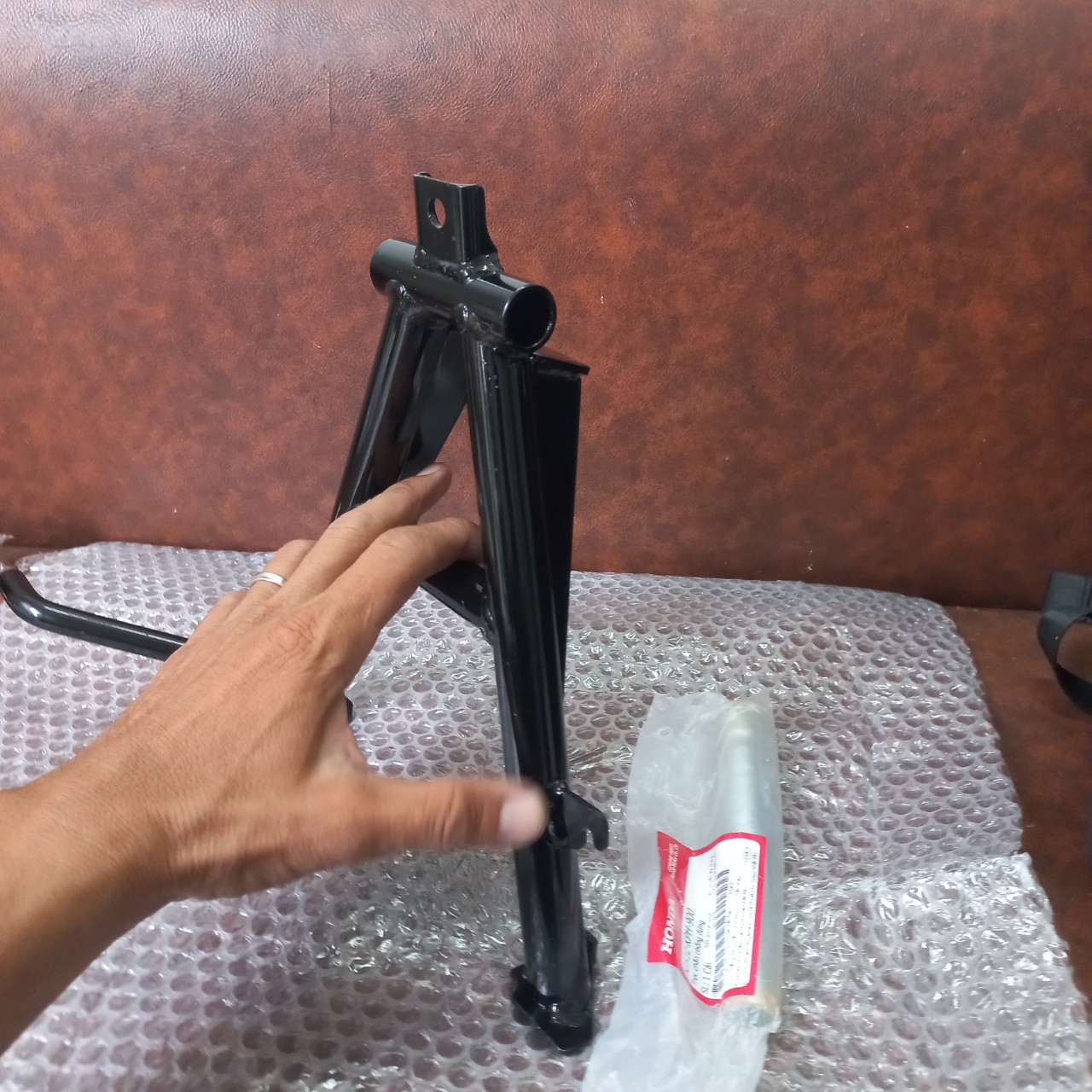 Chống đứng Wave A , S , Rs , Rsx 100 ( Tặng Kèm Cốt Chống Đứng ) Chinh Hãng