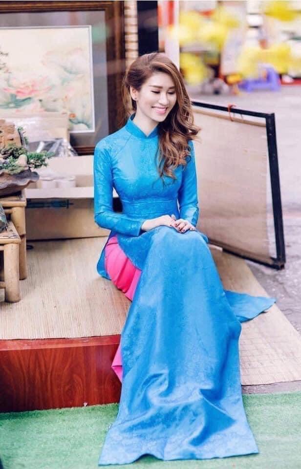 Áo dài gấm tơ mềm màu xanh dương