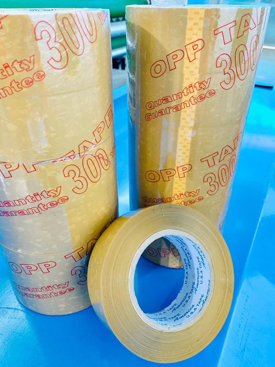 Cuộn băng keo gói hàng loại 300 yard