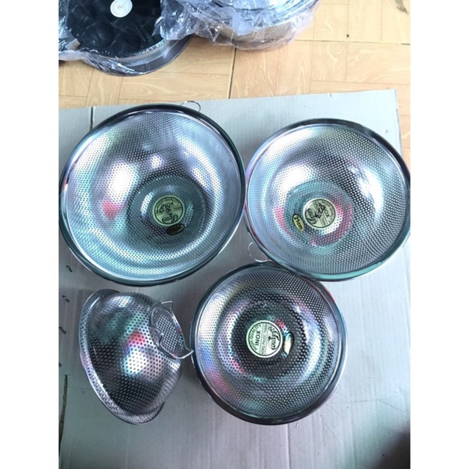 Rổ inox có móc treo xịn dày sáng bóng có chân đế