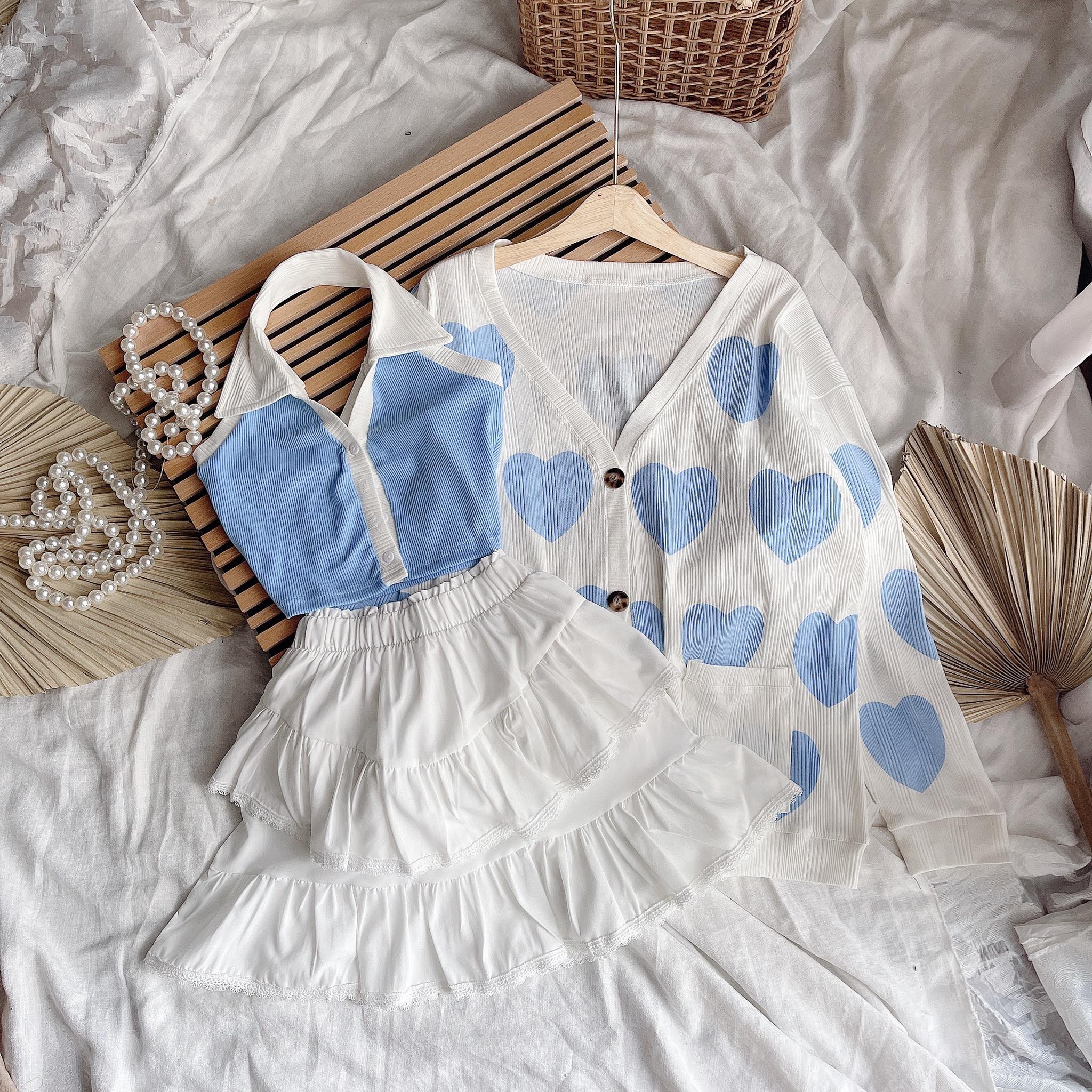 Set khoác tim xanh + áo cổ yếm + chân váy tầng viền ren