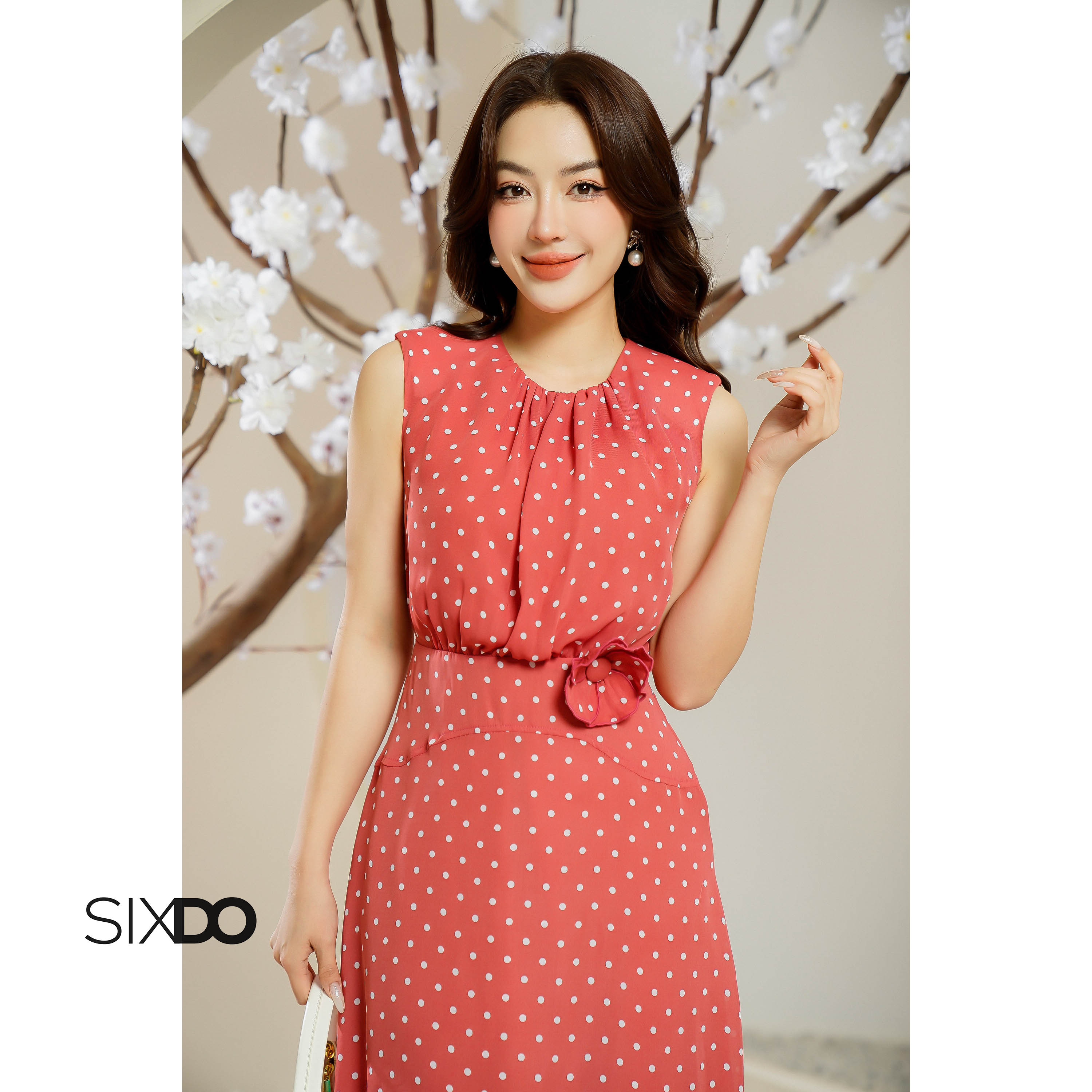 Đầm sát nách chấm bi cổ tròn SIXDO (Polka Dot Midi Woven Dress With Flower)