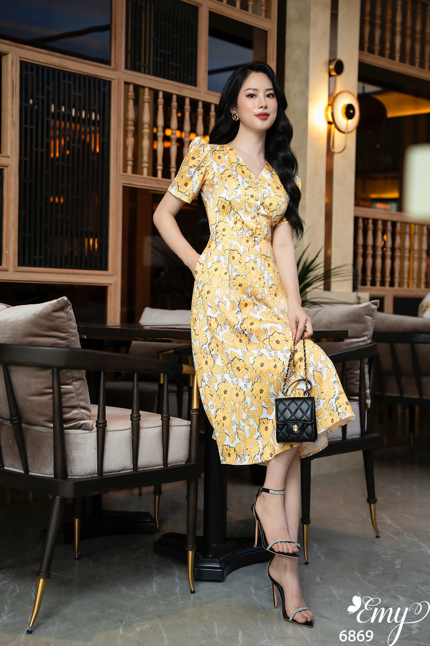 Đầm EMY EM6869 Xoè Cổ V Hoa Vàng