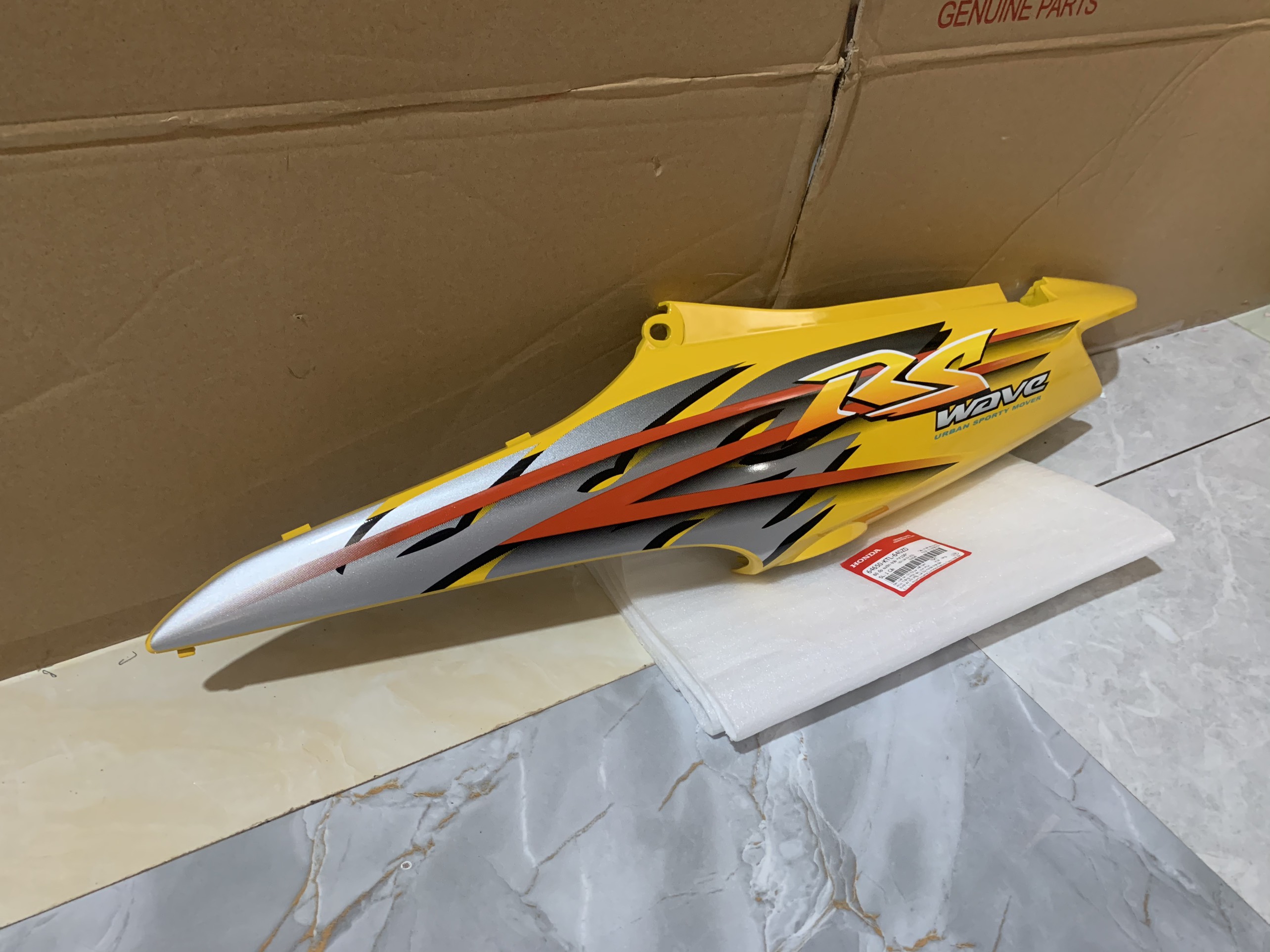 Ốp sườn trái wave rs 100 năm 2005 màu vàng