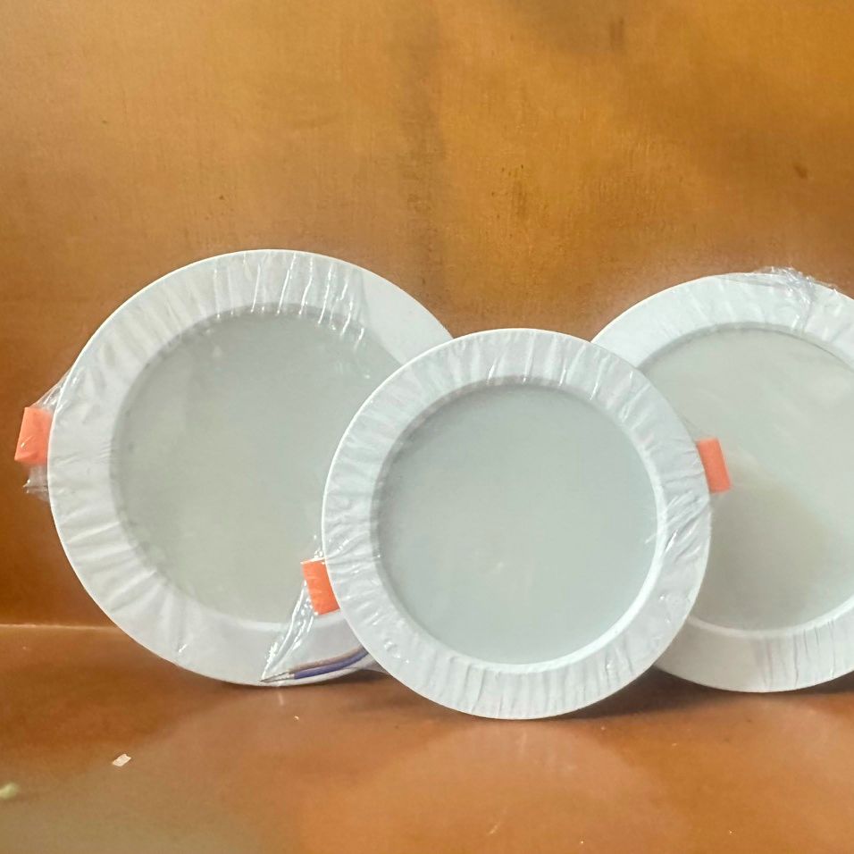 Đèn âm trần 9w ,12w ánh sáng 3 màu và 1 màu ánh sáng,lắp lỗ trần cỡ 90 và 110mm bảo hành 2 năm