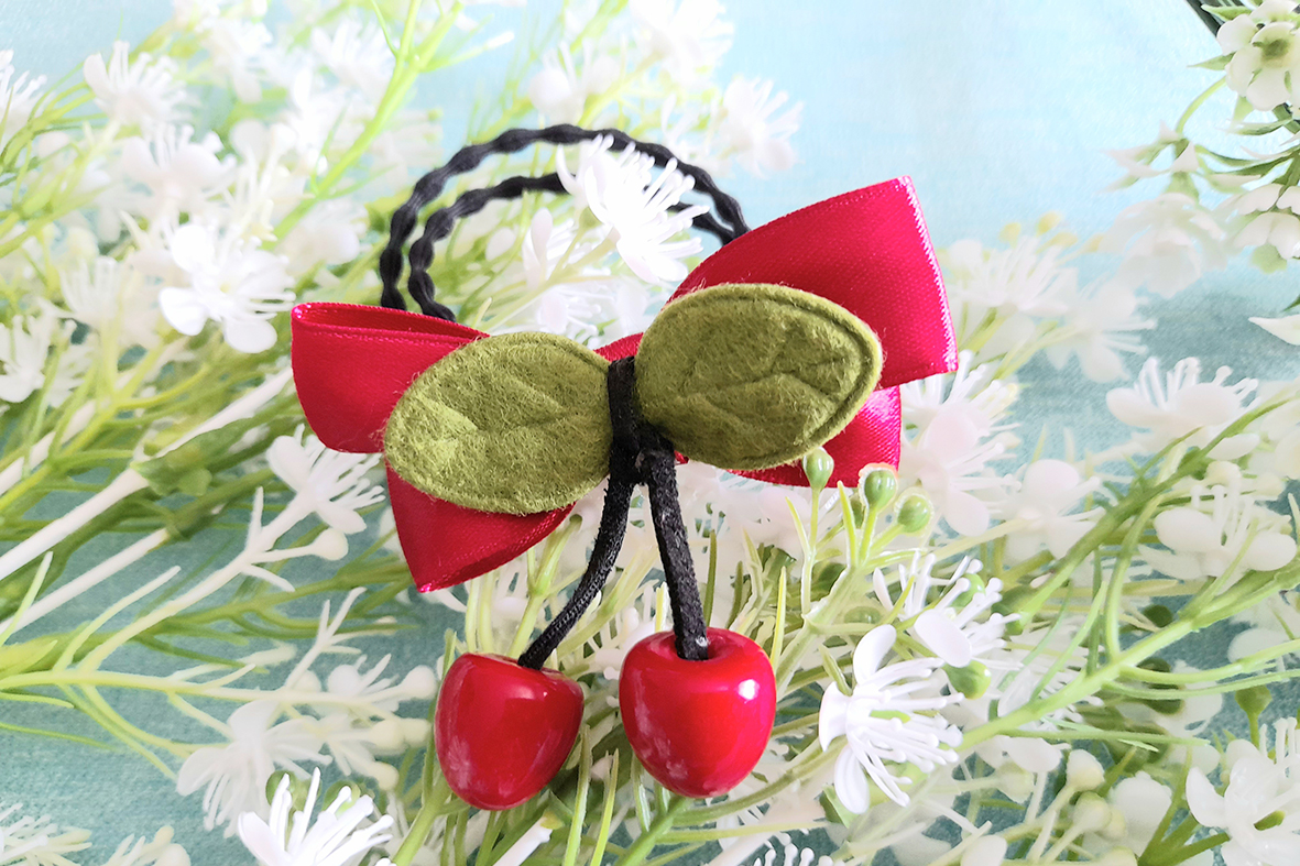 cột nơ tóc màu đỏ quả cherry