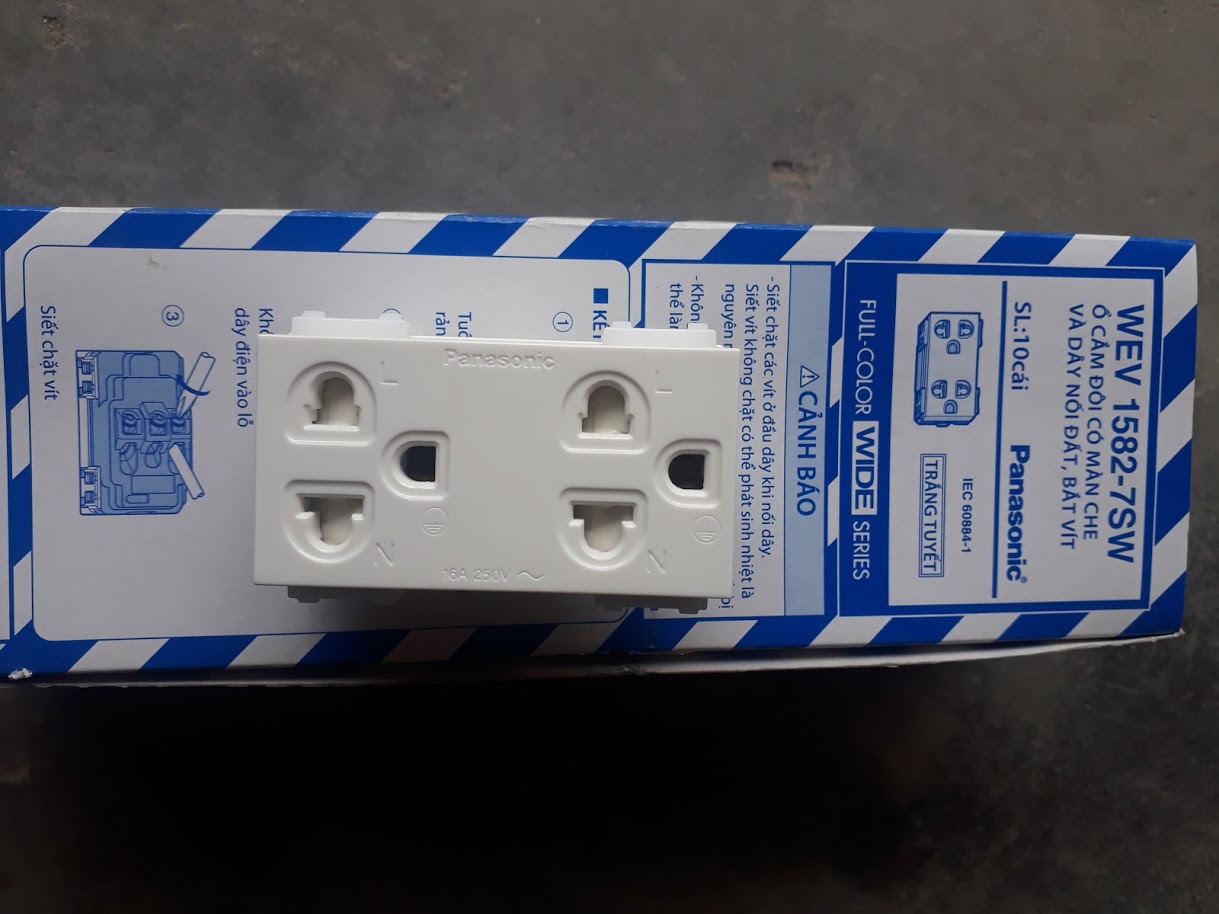 Ổ cắm đôi 3 chấu Panasonic WEV1582SW