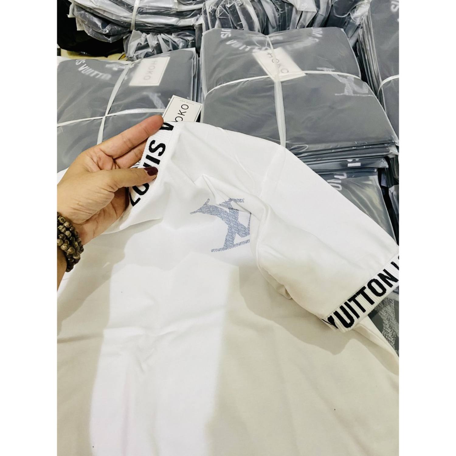 Áo thun nam nữ cổ tròn tay ngắn phối dây cổ in logo LV áo chất cotton thoáng mát thời trang hè hot trend