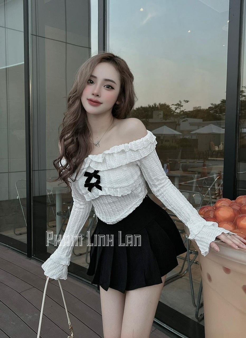 Sét áo tay dài trễ vai kèm chân váy xếp ly Ut