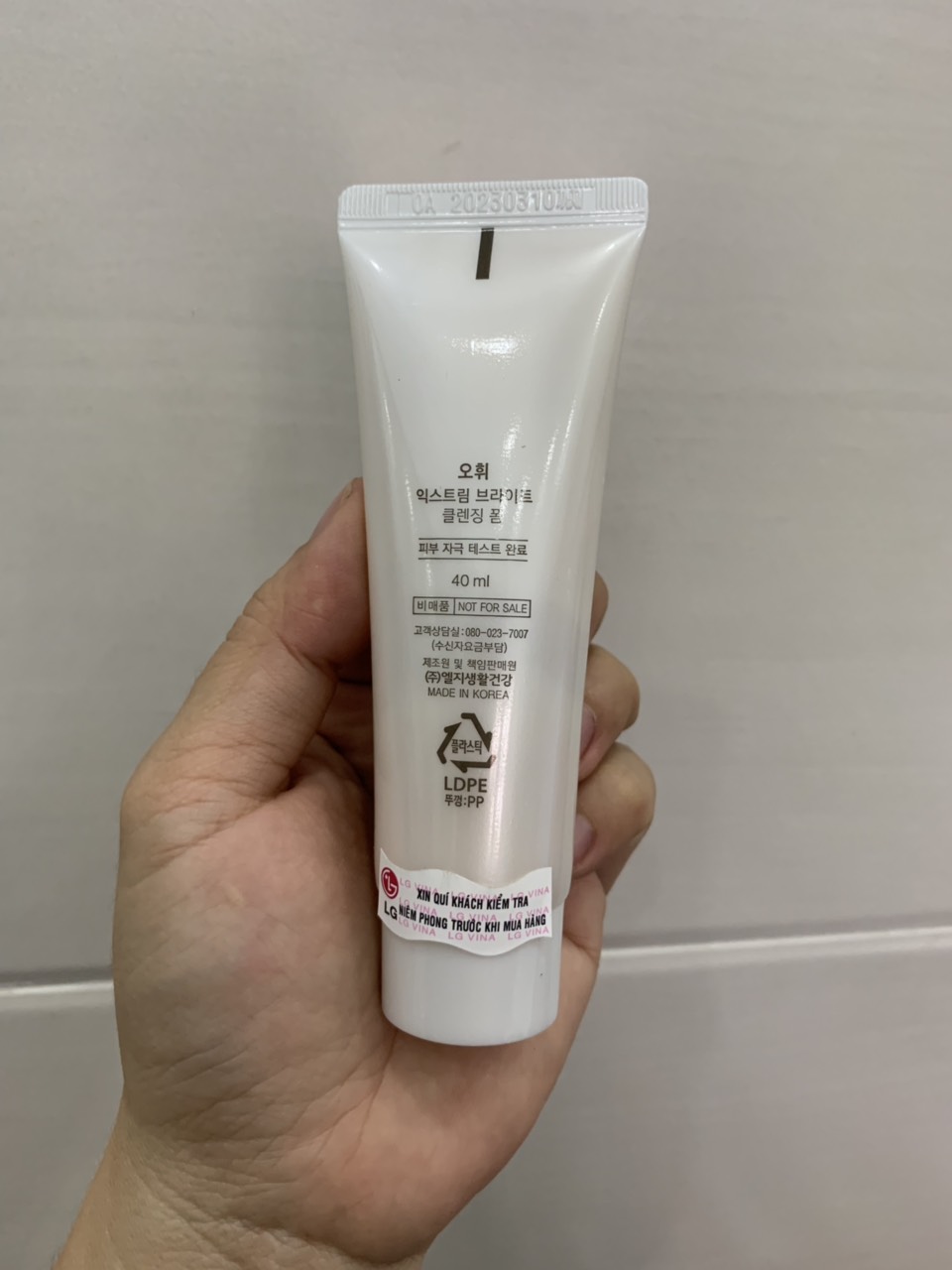 Sữa rửa mặt Ohui trắng da chứa hạt snow vitamin 40ml
