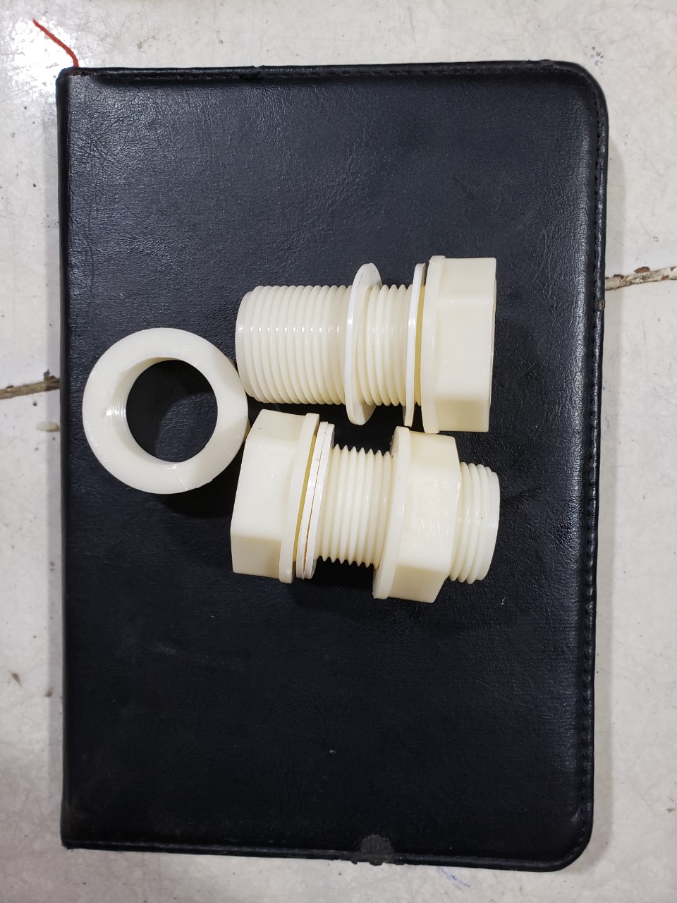 2 cái ốc siết bồn nước phi téc nhựa phi 60