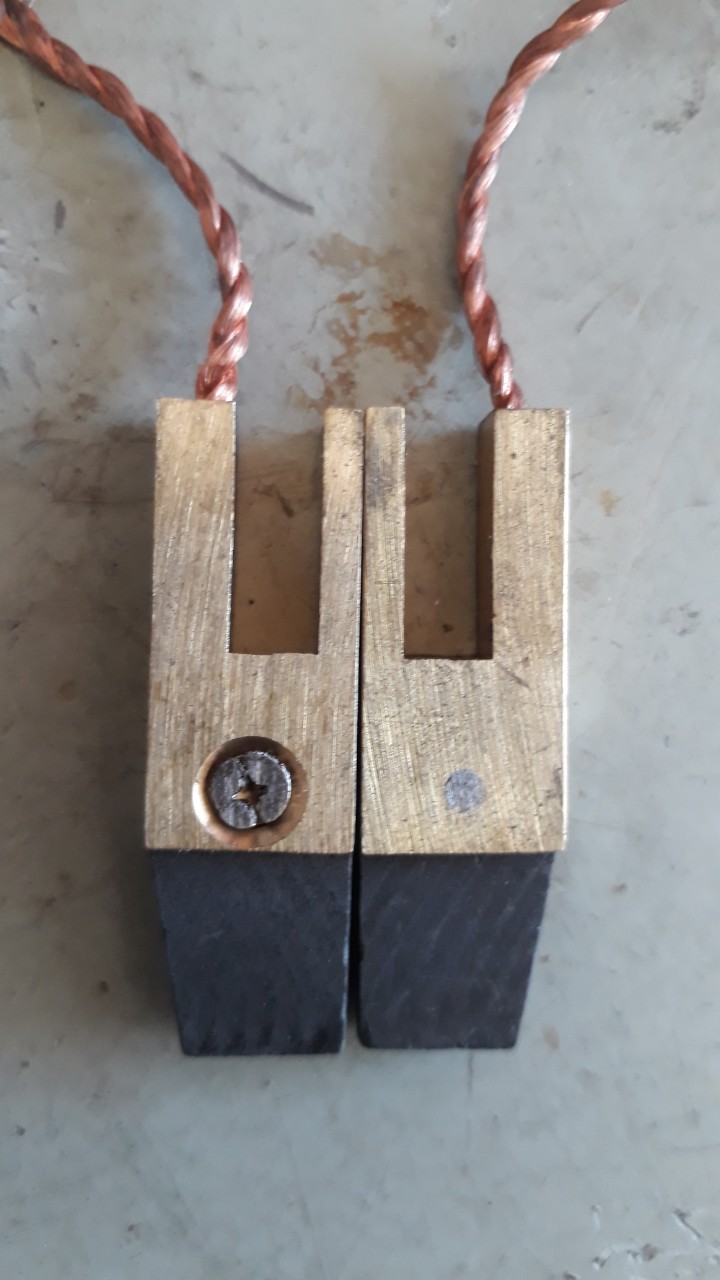 BỘ 2 CHIẾC CHỔI THAN đơn STANDA