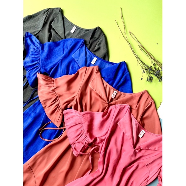 Đầm lụa tay loe cổ V  có dây cột eo Infashion