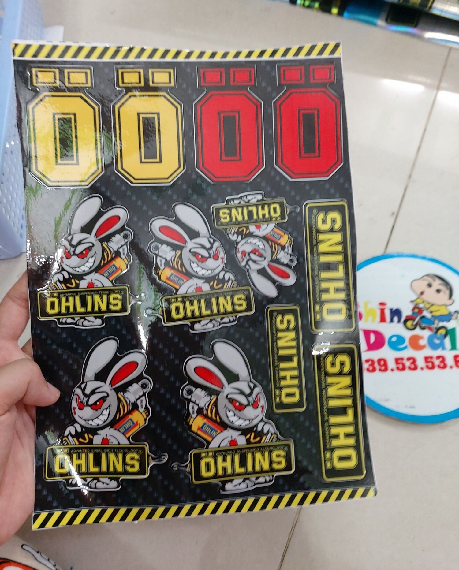 logo sticker chữ O con thỏ cầm phuộc
