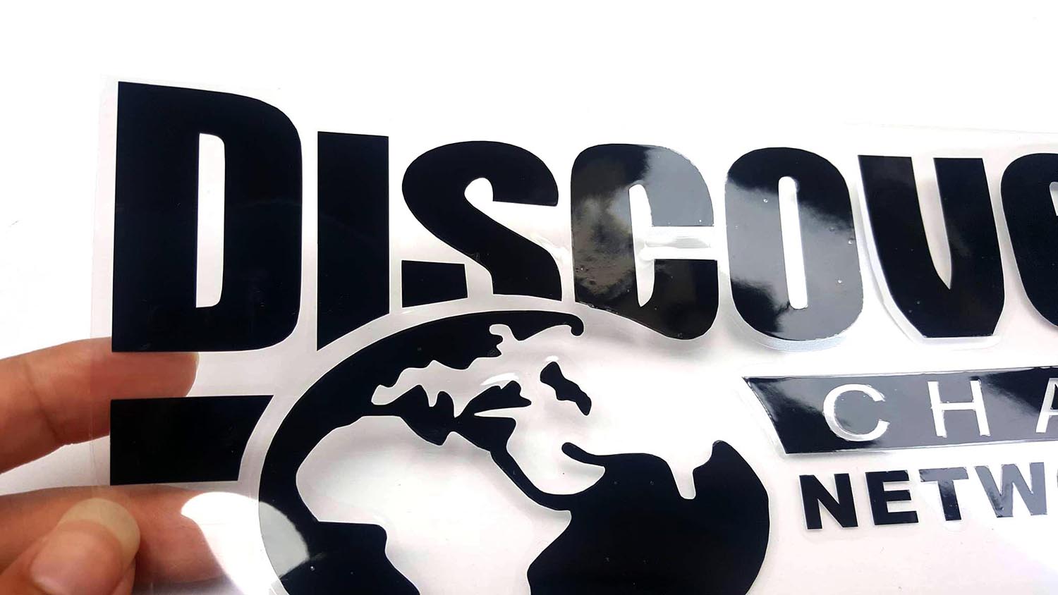 Decal dán DISCOVERY CHANNEL loại nhỏ ( Kích thước 25cm x 9.5cm )