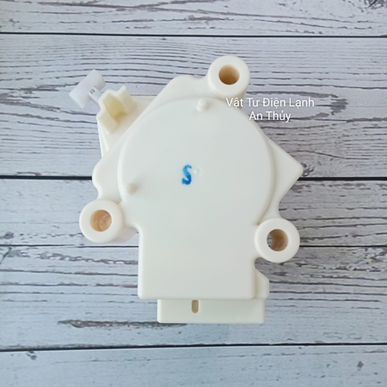 Xả máy giặt LG 3 chân màu trắng