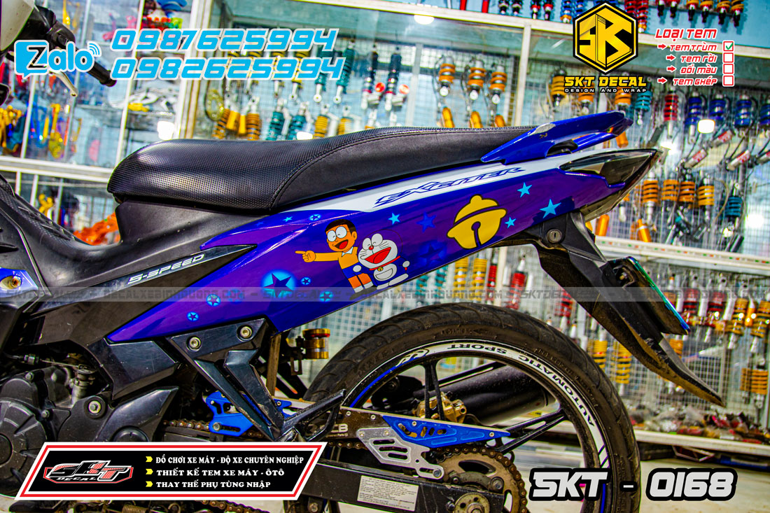 tem trùm exciter 135 xanh trắng doraemon