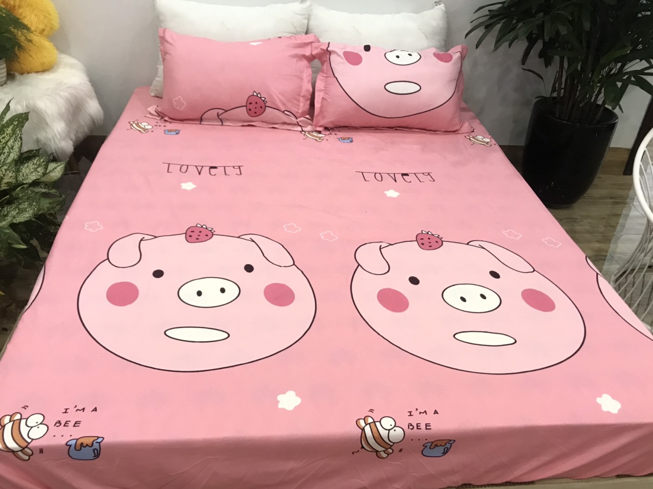 Set Ga Gối 3 Món (Gồm 1 Ga bo chun + 2 Vỏ Gối Nằm) Mẫu Heo Hồng CH211