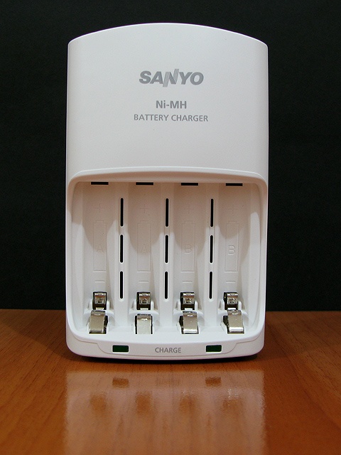 Sạc Sanyo dùng cho pin sạc AA, AAA