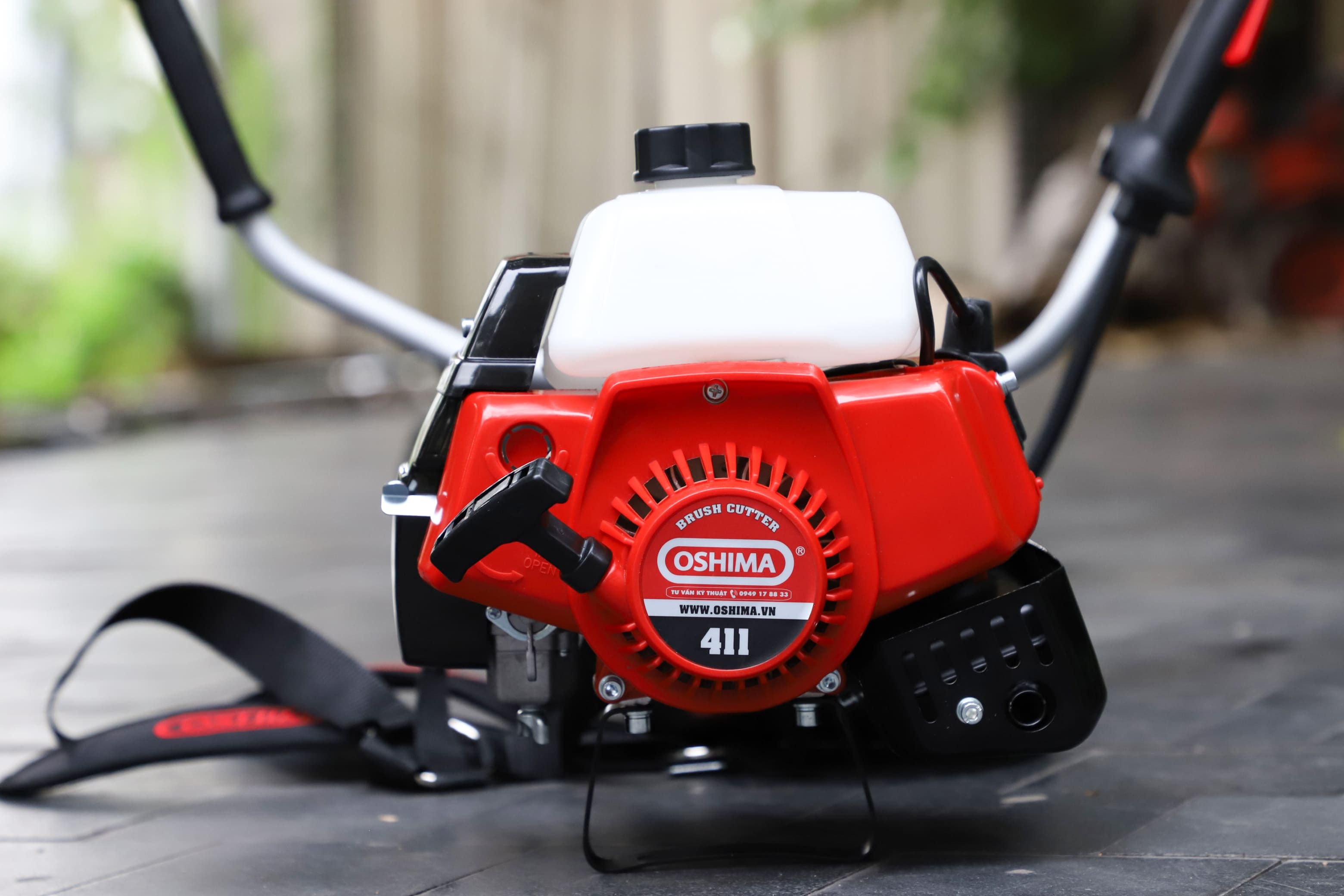 MÁY CẮT CỎ OSHIMA 411 BẠC (Máy mới 100% trọn bộ đầy đủ phụ kiện 2 thì đeo vai).