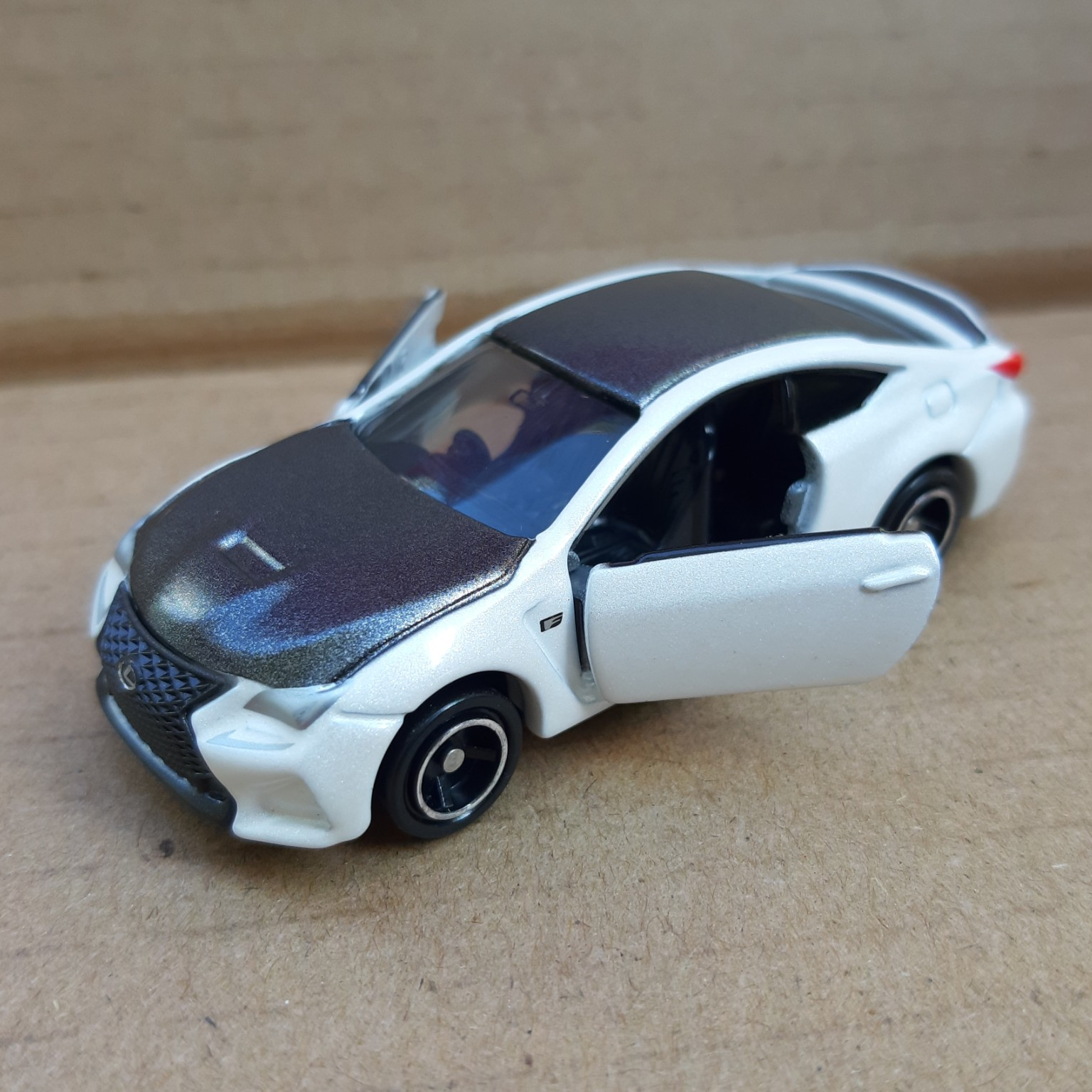 Xe mô hình Tomica - Xe Lexus RC F màu trắng mở được cửa giá rẻ