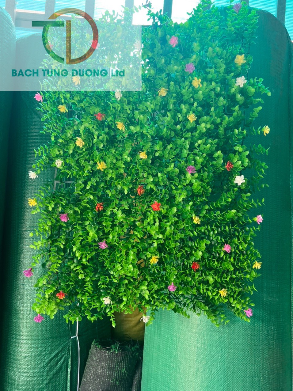Thảm cỏ tai chuột nhân tạo có hoa trang trí