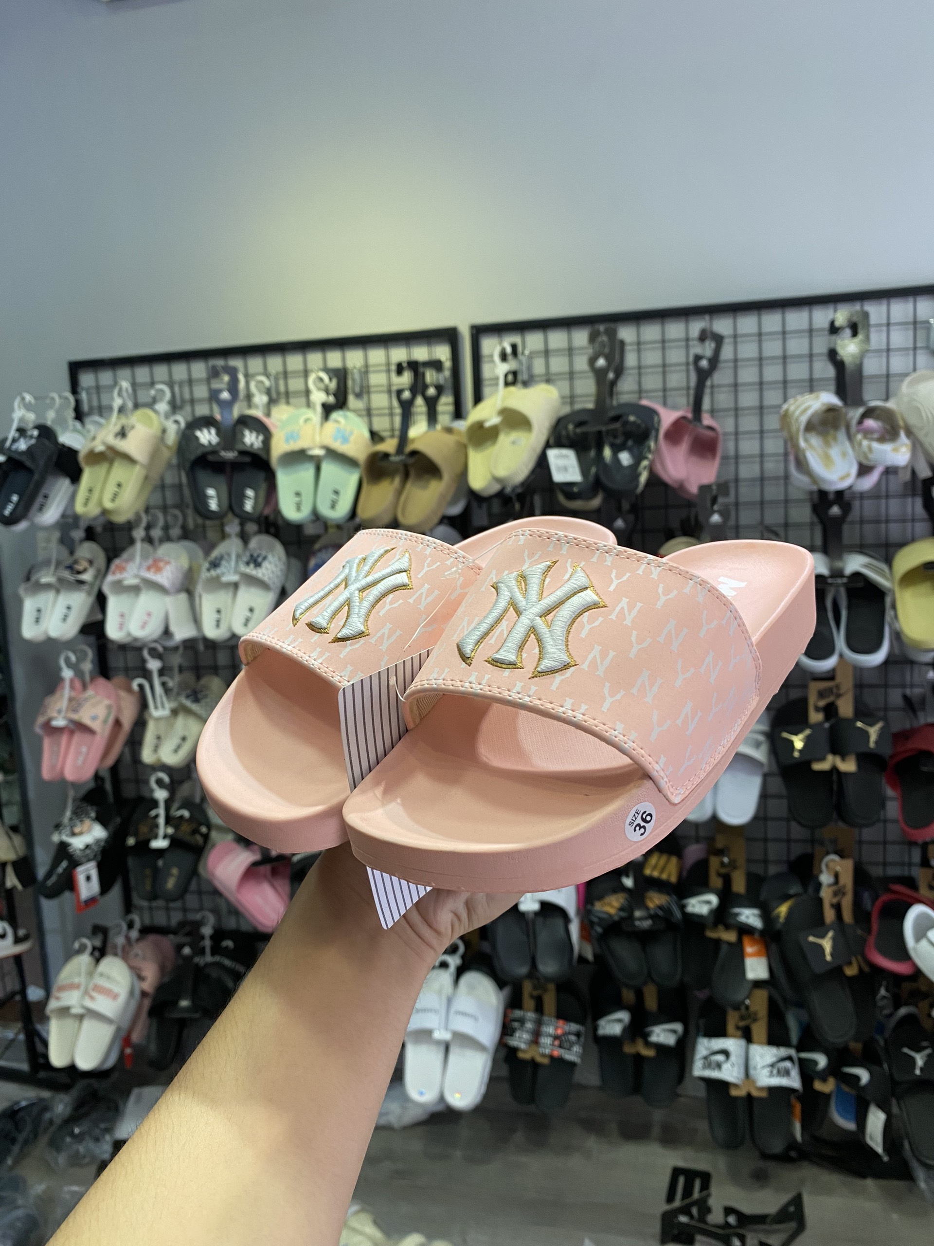 Dép Mlb hồng nữ