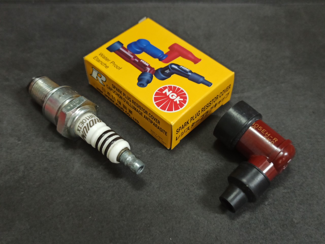 Chụp bugi NGK LB05EH-R (màu đỏ) dành cho bugi vespa bugi ren 14mm