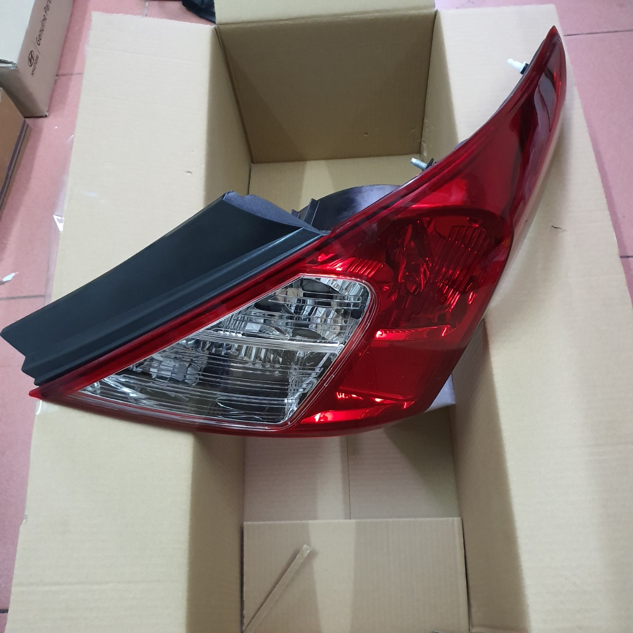 Đèn hậu Nissan Sunny