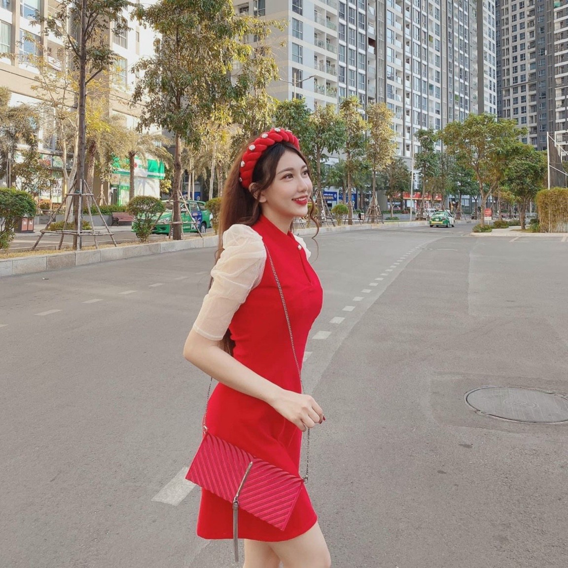đầm cổ tàu phối tay voan