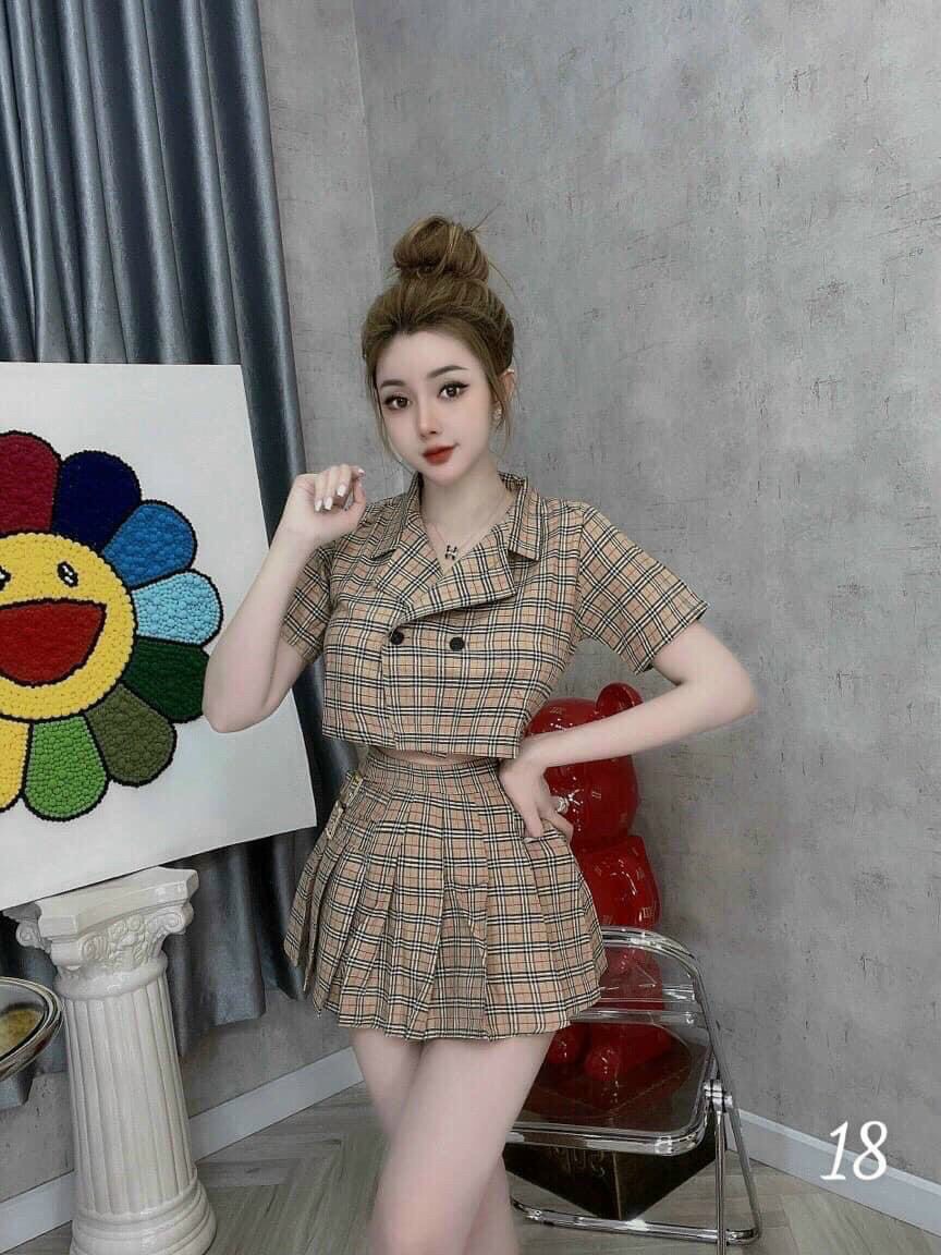 Set váy xòe caro mặc đi chơi, áo vest tay ngắn, áo cổ V cài nút, chân váy caro xếp ly, set vintage caro dễ thương