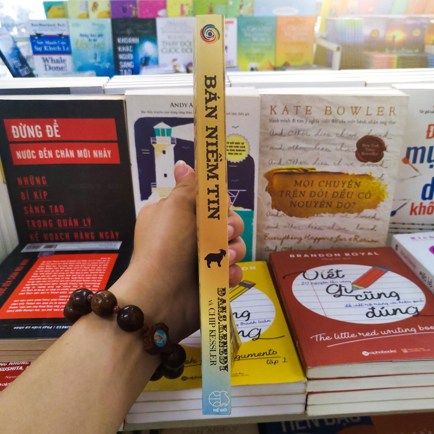 Sách Bán Niềm Tin (Tái Bản 2018) + Tặng Bookmark