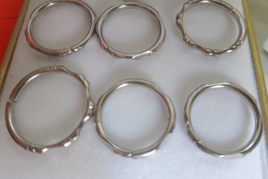 Nhẫn inox chạm