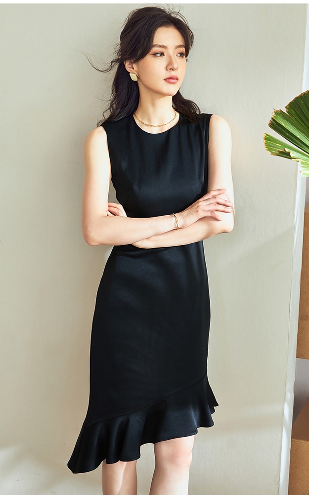 Đầm đen trơn cổ tròn dáng xéo không tay