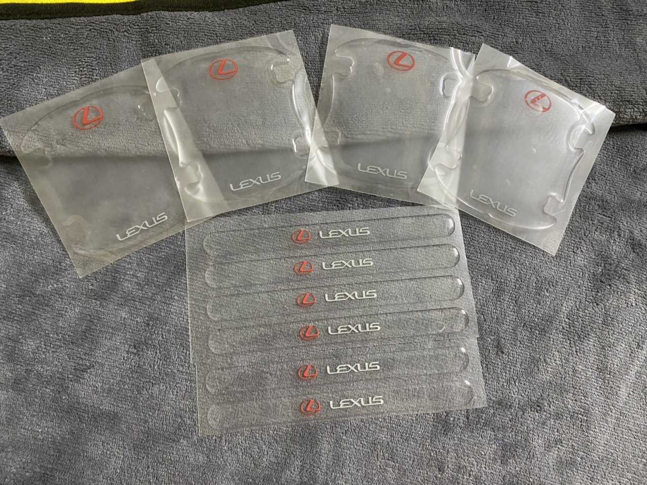 Bộ 10 chi tiết miếng silicon có 19 logo hãng xe dán hõm và tay nắm cửa xe ô tô chống trầy xước va đập cửa xe tiện ích - 12 hãng xe cơ bản