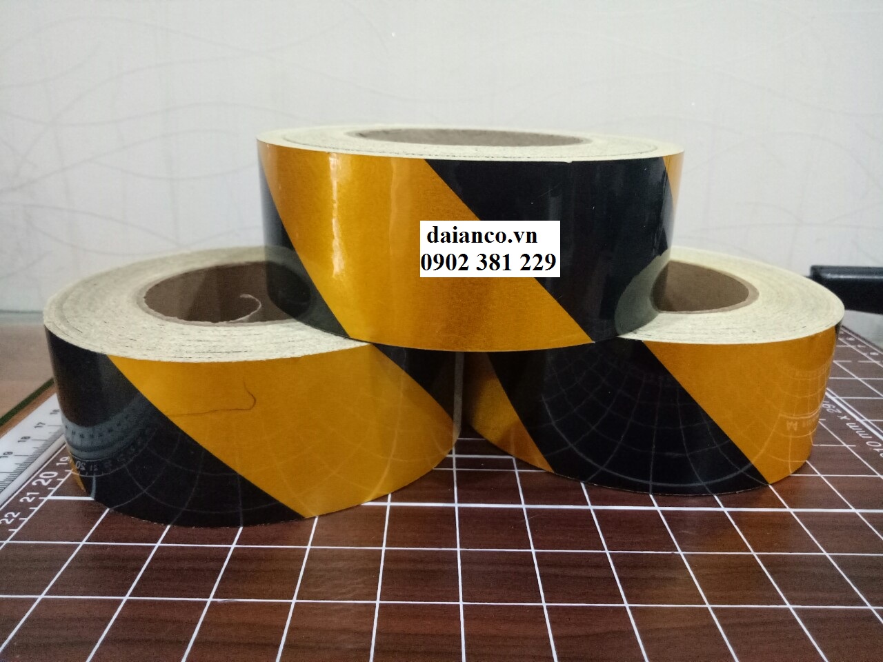 Băng keo phản quang dán nền cảnh báo 40 x 5cm - 4 màu lựa chọn