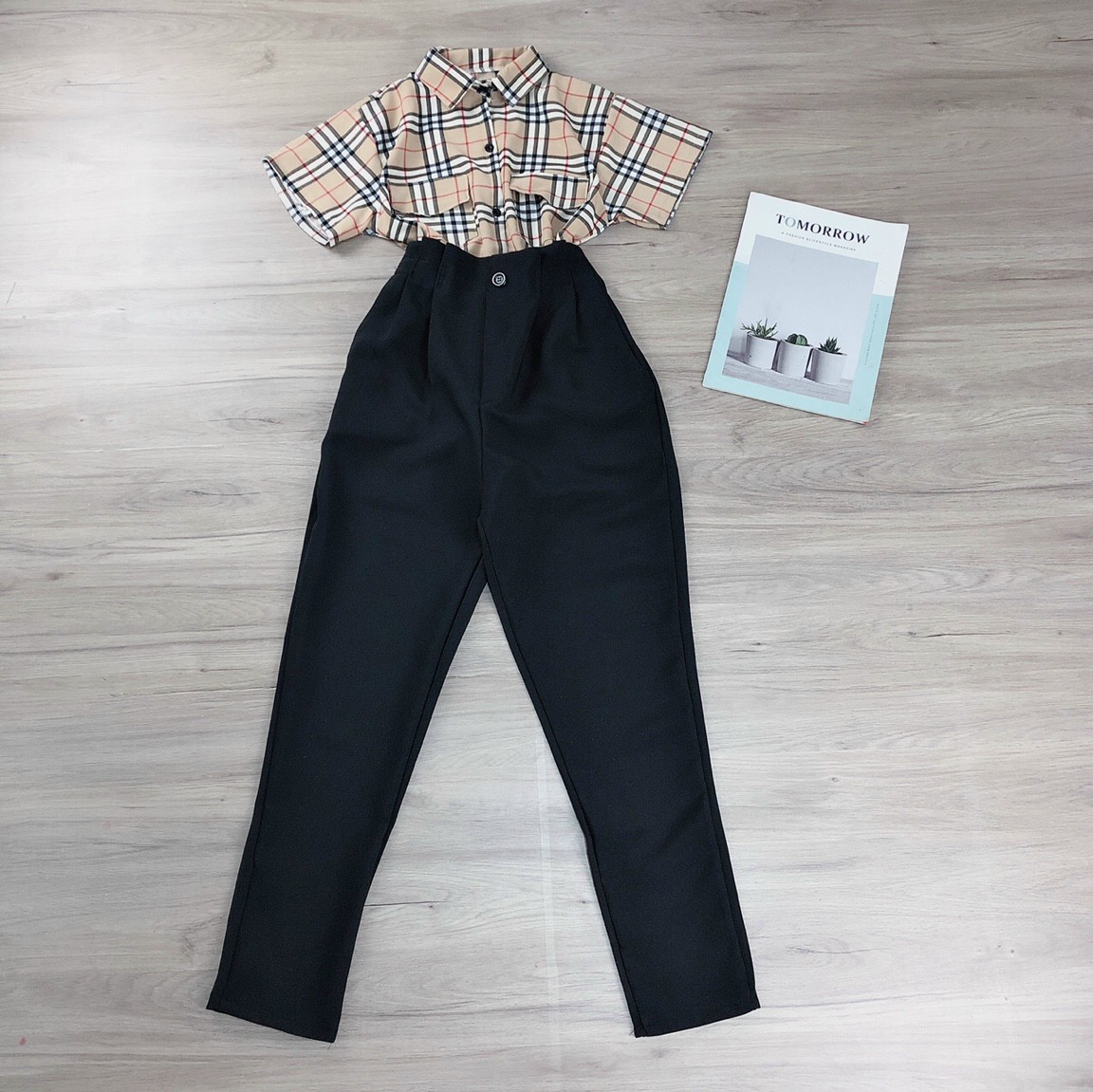 Set áo sơ mi caro BR phối quần tây đen baggy TU