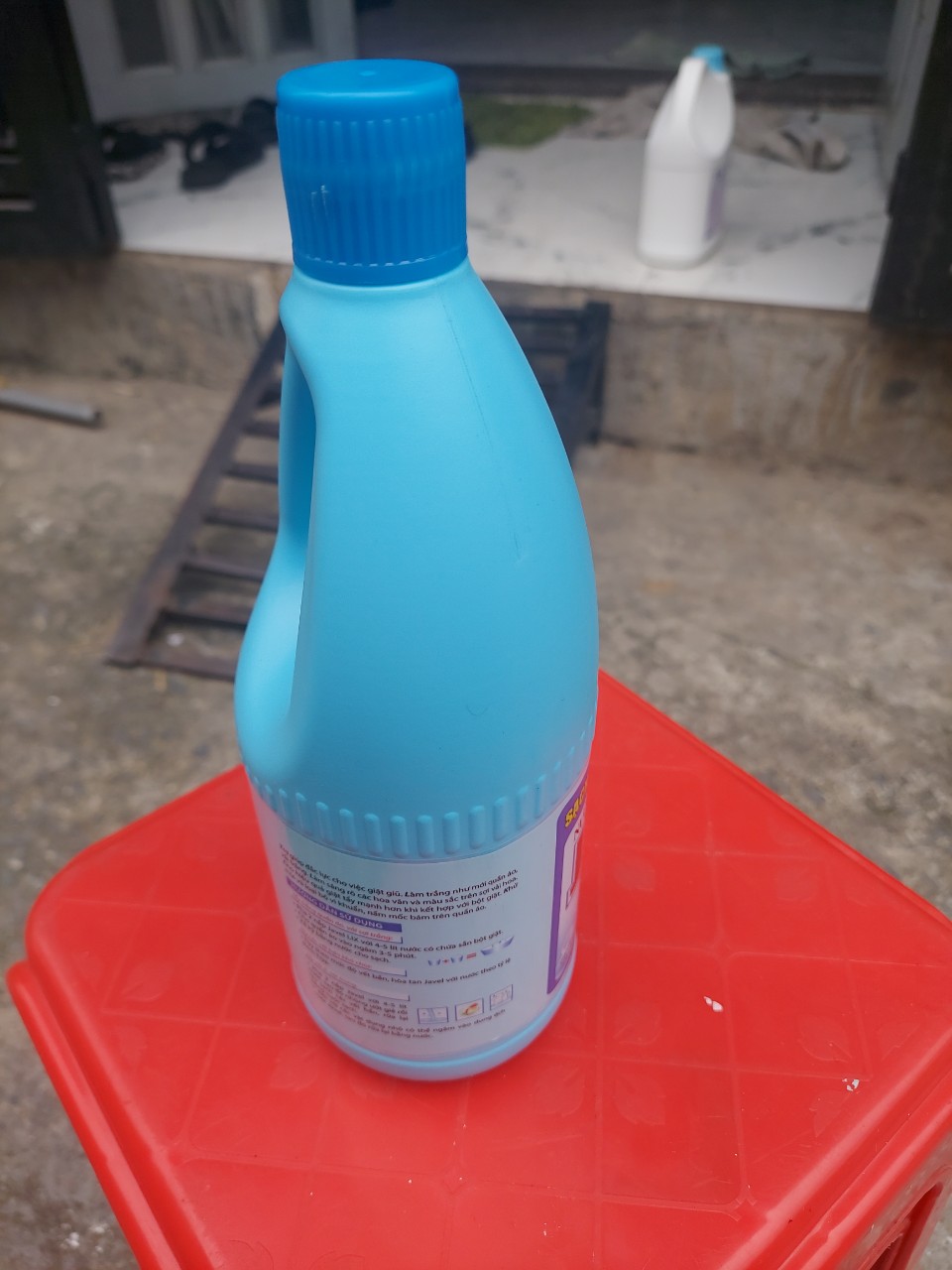 Nước tẩy quần áo trắng Javel -