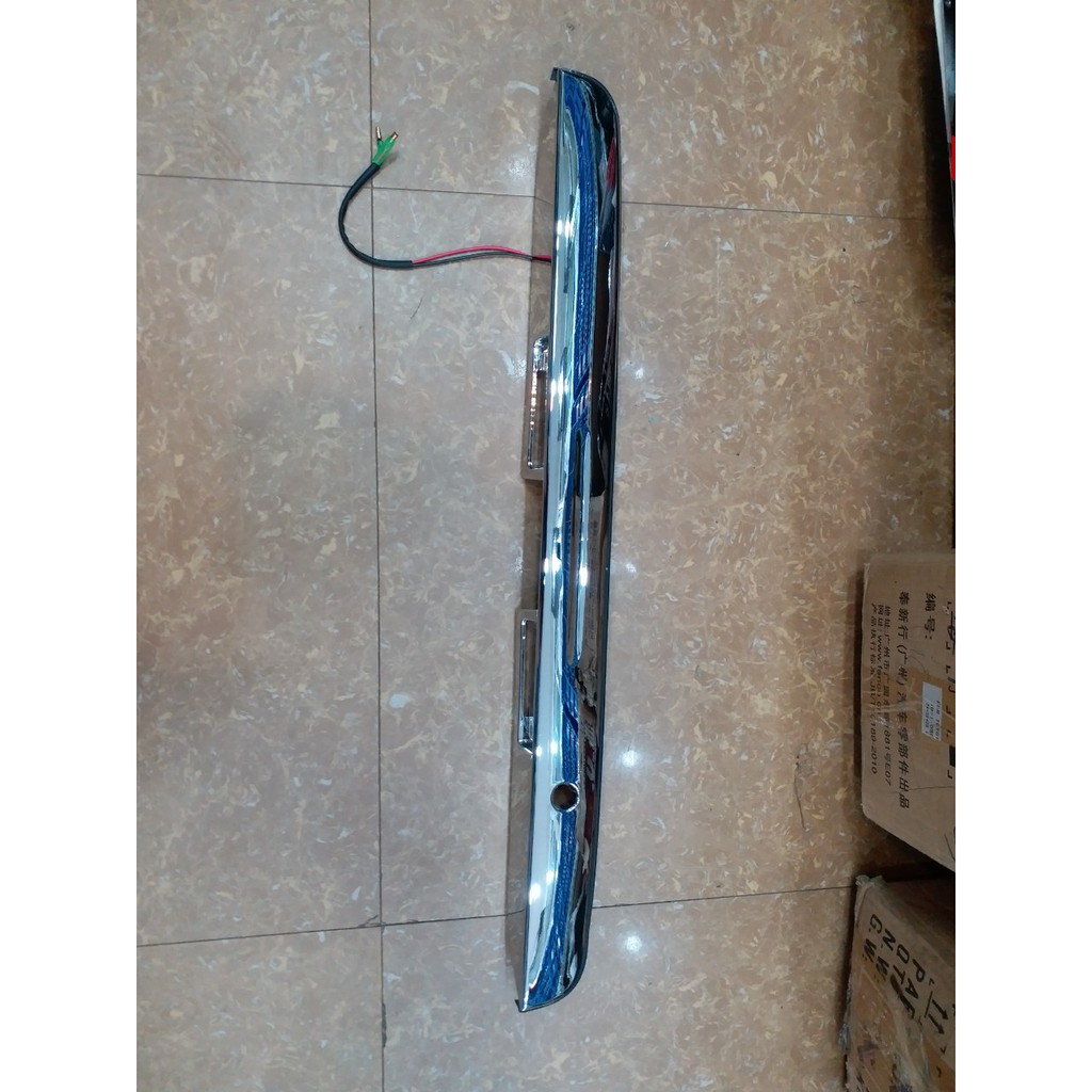 Bộ tay cốp xe HIACE form 2007-2015 có đèn chiếu biển số