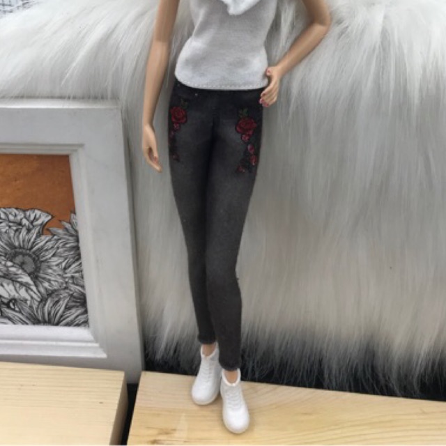 Giày bata trắng cho búp bê barbie. Giày dành cho mẫu chân nhón. Giày thể thao cho búp bê barbie