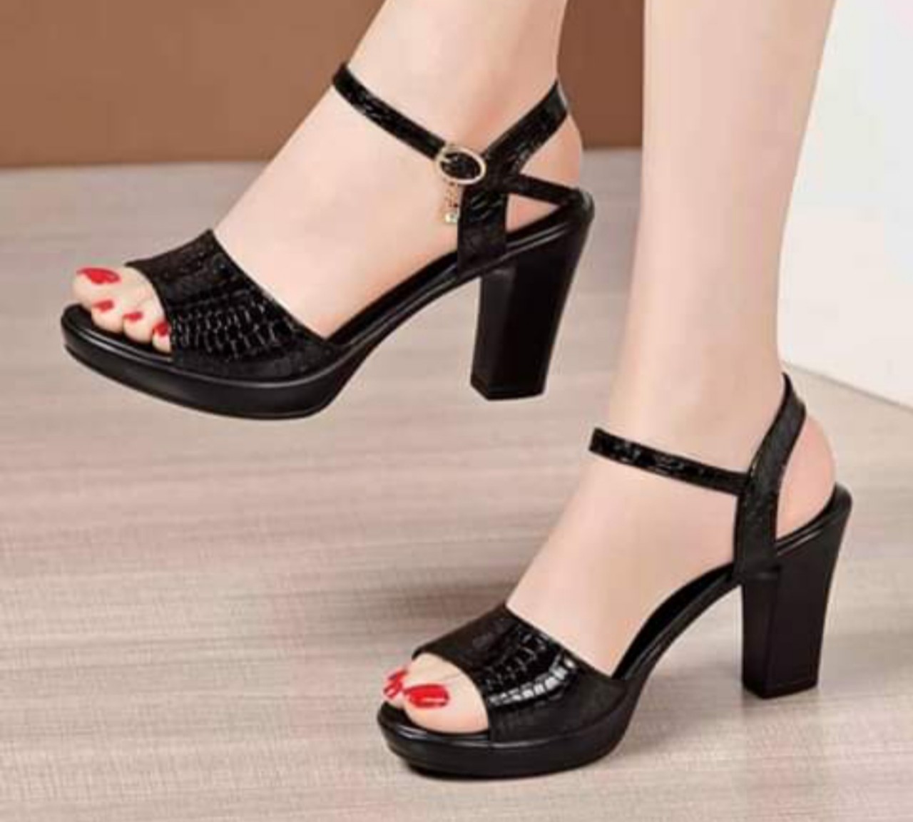 giày sandal gót vuông quai bản sần