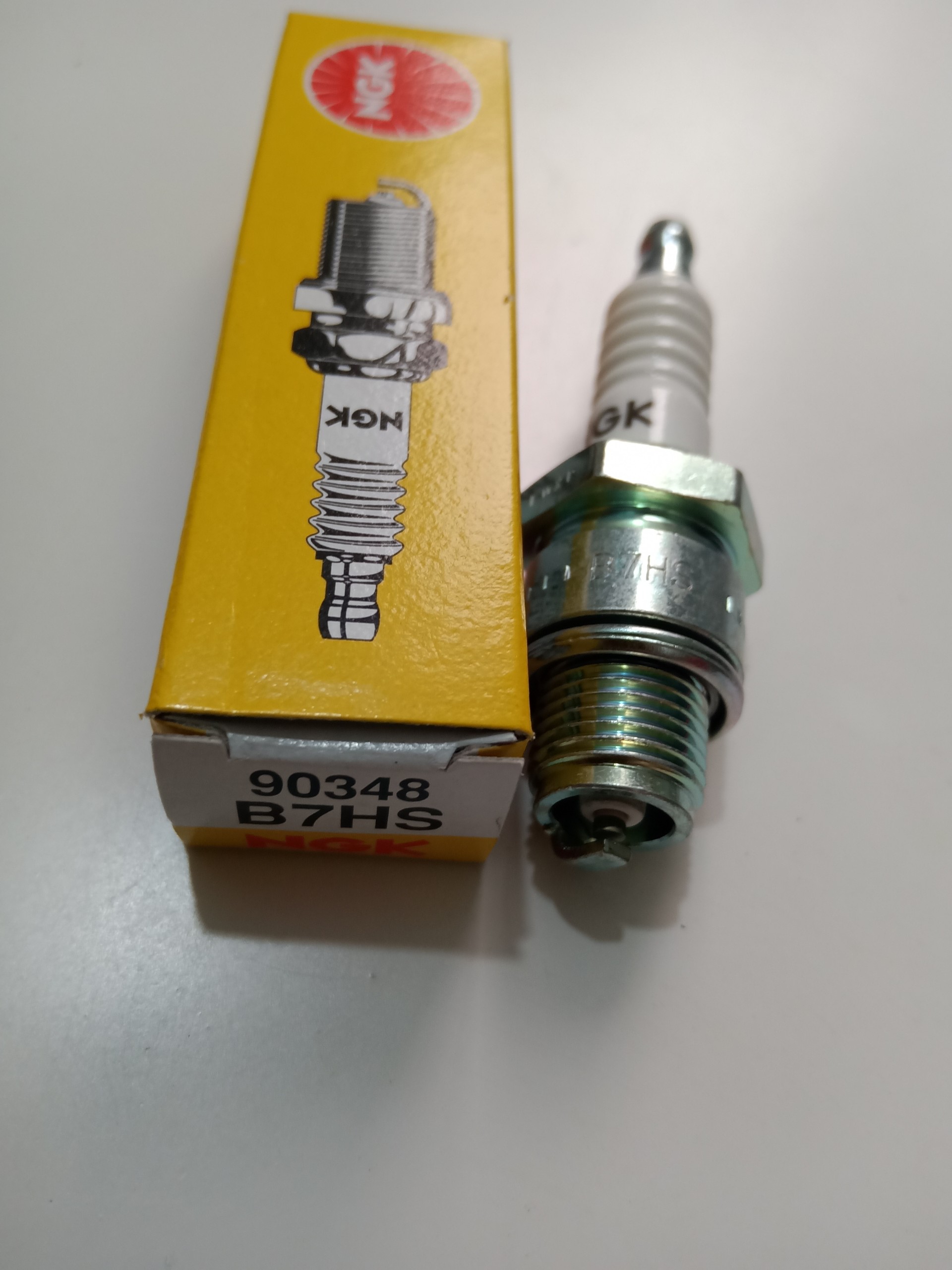 Bugi NGK standard B7HS cho dòng xe 2 thì