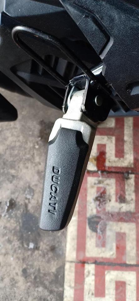 Gác chân xếp ducati cho vario ( mọi xe )