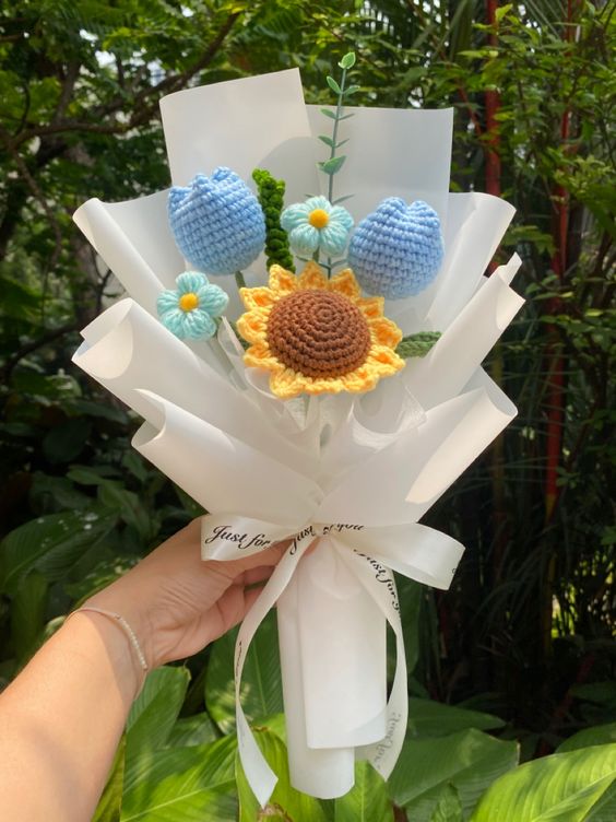 Bó hoa tốt nghiệp len