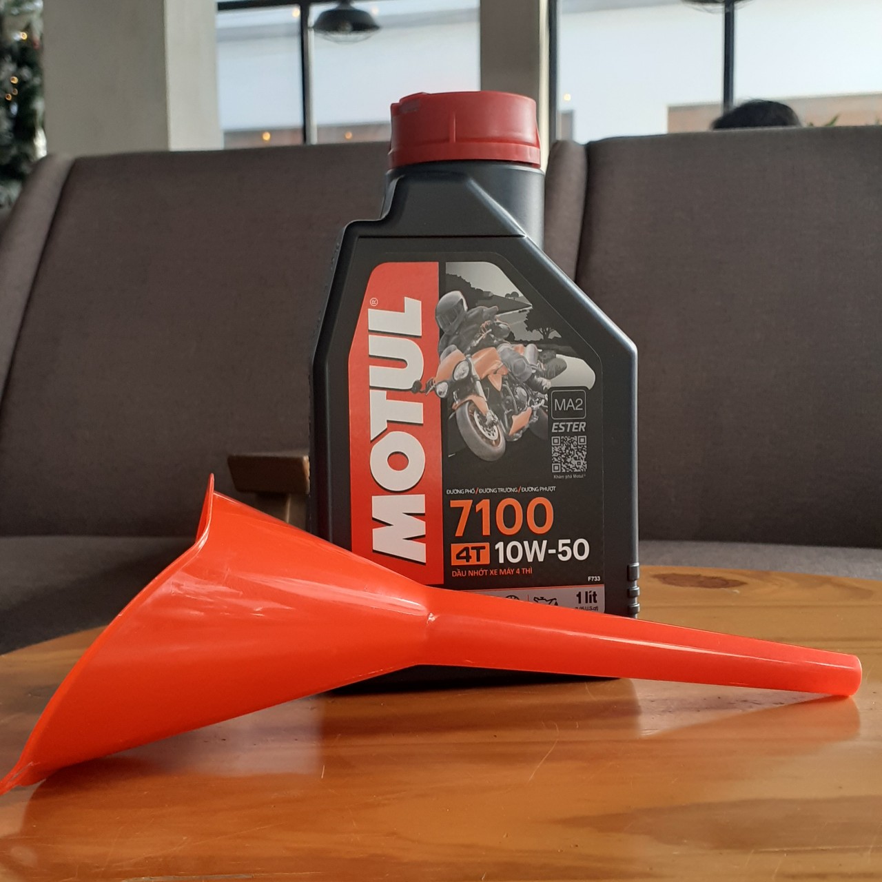 Bộ Bộ 2 bình nhớt cho xe máy,mô tô phân khối lớn Motul 7100 4T 10W50 1L