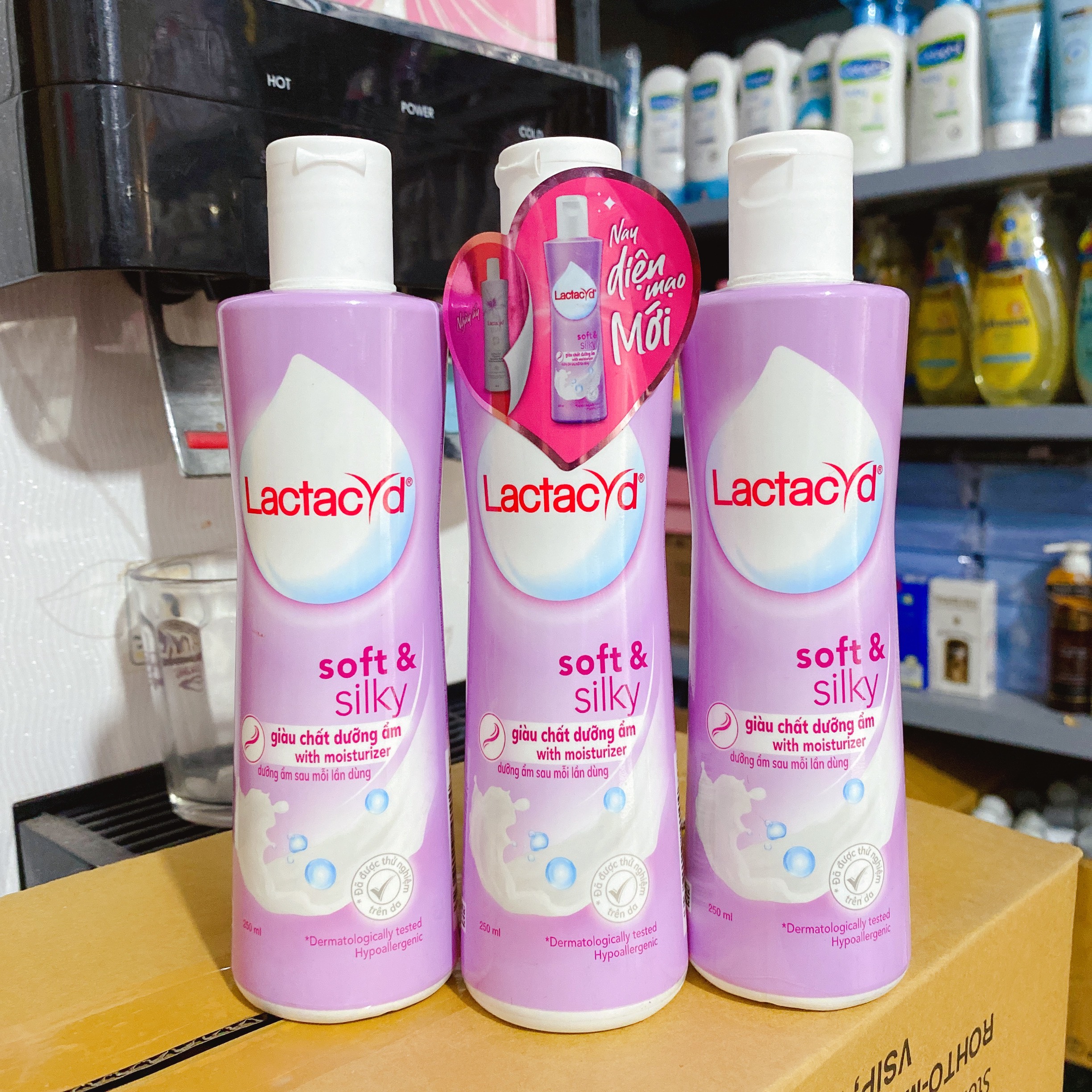 (Diện mạo mới) DDVS Phụ nữ Lactacyd (TÍM) Soft & Silky DƯỠNG ẨM 250ml